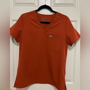 Figs scrub top - Catarina one pocket in Auburn. Size small